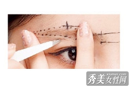 眼皮上等明顯多余的毛拔掉