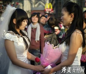 武漢步行街上演"同志婚禮"