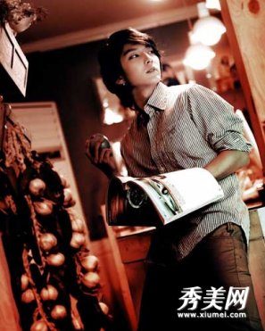 好色男上司扯開我上衣